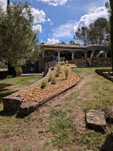 Jardin paysager d’une villa avec oliviers et végétation méditerranéenne à Saint-Aygulf